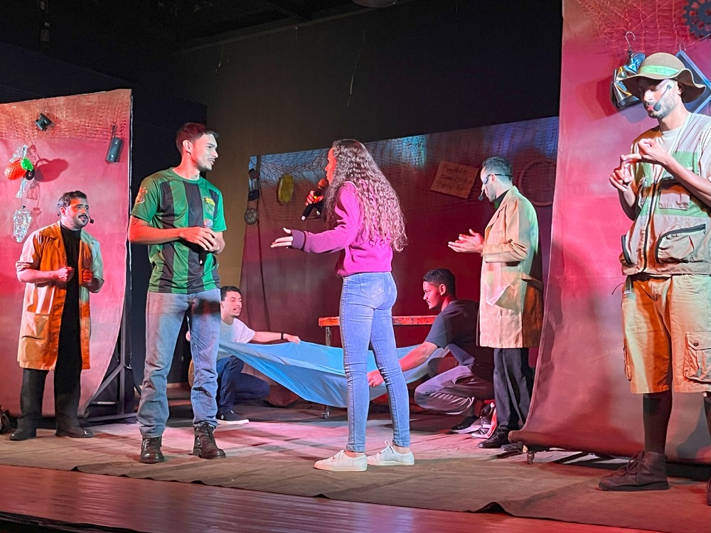 Os alunos também foram convidados a participar da peça teatral da Cia. Parafernália